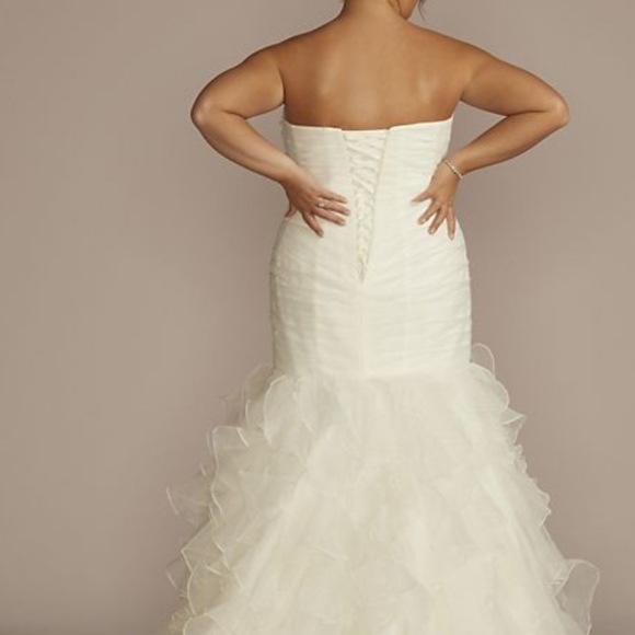 I am selling my strapless, ivory , ruffled mermaid wedding gown. - Picture 5 of 11